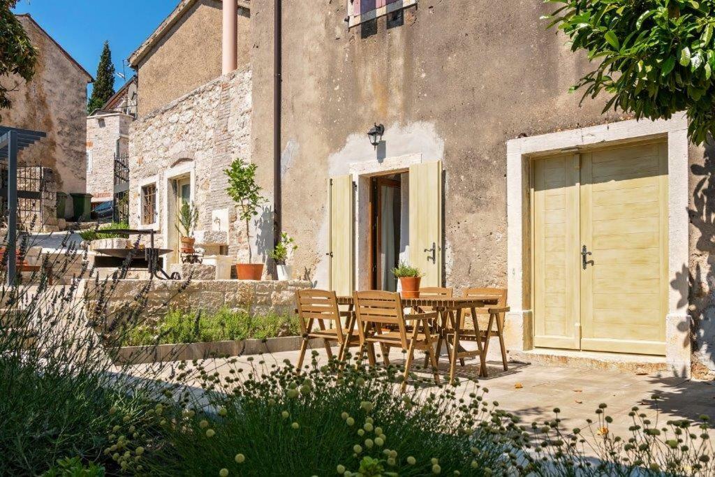 Old Town Studio And Apartment Vrsar Exterior photo